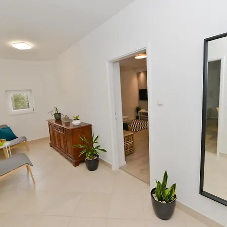 Lemon Apartment *
